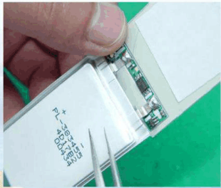 避免用鑷子之類(lèi)的利器接觸電芯表面，防止刺破電芯包裝而造成漏液。