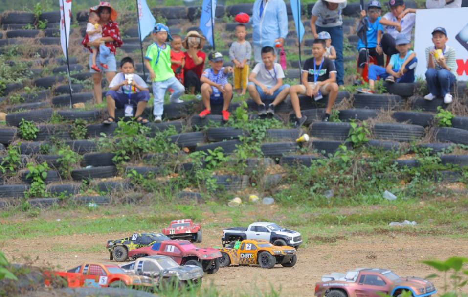 場(chǎng)外的圍觀(guān)群眾