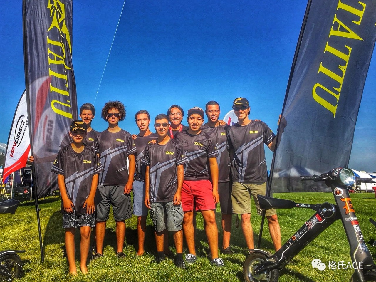 無人機(jī)比賽選手合影 無人機(jī)比賽選手合影