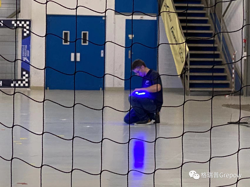 場內工作人員正在給損壞的AI Drone進行維修