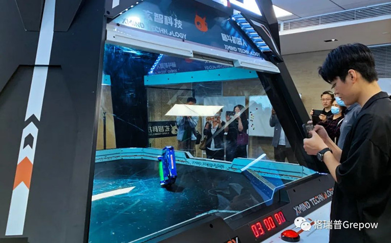 玄智科技同事在新辦公場所,展示了輕量級格斗機器人表演 玄智科技同事在新辦公場所,展示了輕量級格斗機器人表演