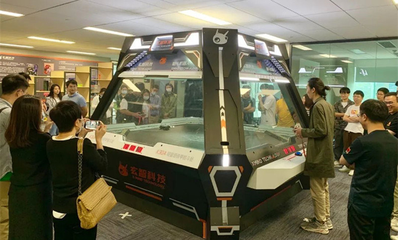 玄智科技同事在新辦公場所,展示了輕量級格斗機器人表演 玄智科技同事在新辦公場所,展示了輕量級格斗機器人表演