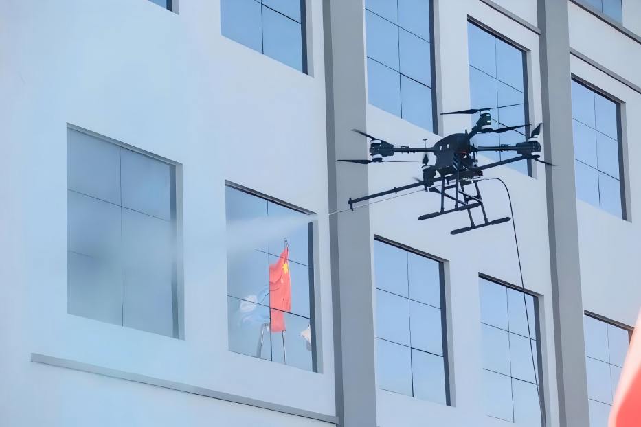 高空清洗無人機作業