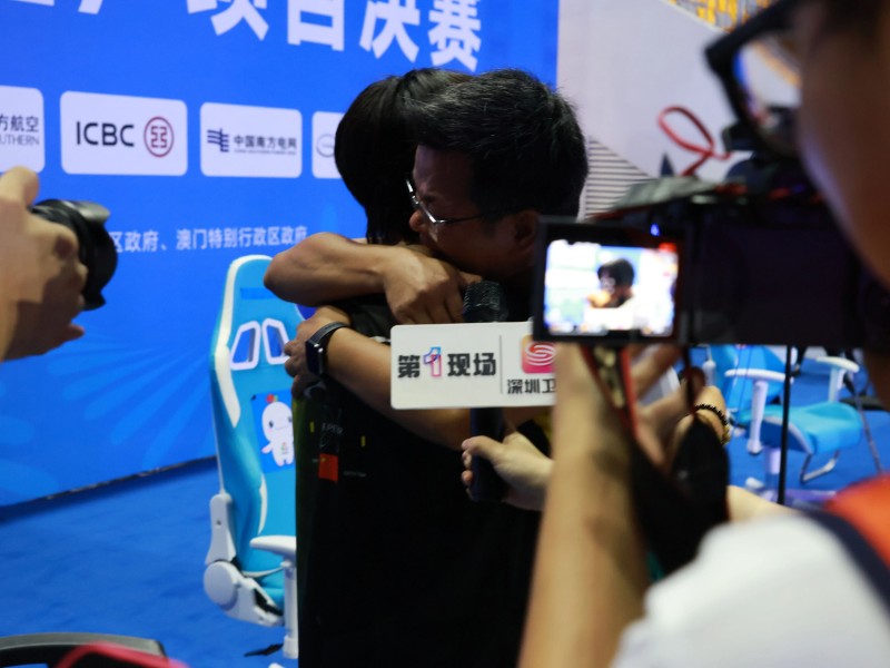 小白奪冠，師傅黃教練忍不住淚灑現場